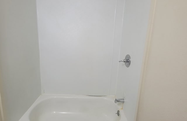 207 Hickory Ave - 207 Hickory Avenue, Crawfordville, FL 32327