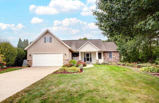 4 BED 3.5 BATH LAKEFRONT HOME Gallery 1