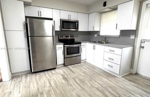 301 SW 10th Ter photos photos