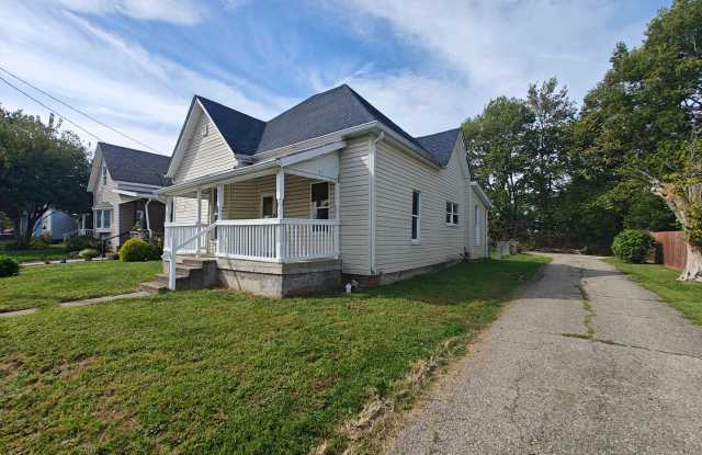 3 Bed with Fenced in Backyard Gallery 1