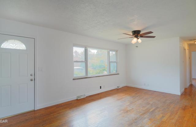 2926 Iowa Avenue Gallery 2