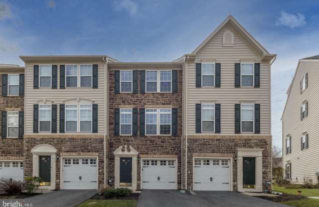 1644 OAKRIDGE LANE - 1644 Oakridge Lane, Hellertown, PA 18055
