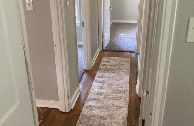 3Bed/1 Bath Home Walk to JHS! Gallery 4