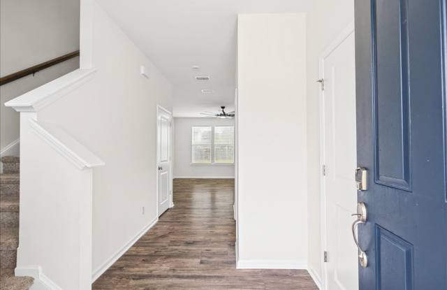 Beautiful 4 Bed/2.5 Bath Home in The Commons! Gallery 3