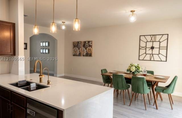 17058 SW 95th Ter Gallery 2