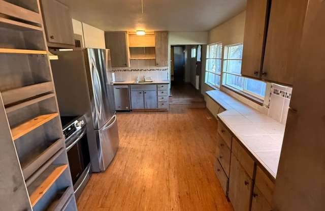 Pet Friendly 3 Bdrm 1 Bath 1.8 Miles to OIT and Sky Lakes Gallery 4