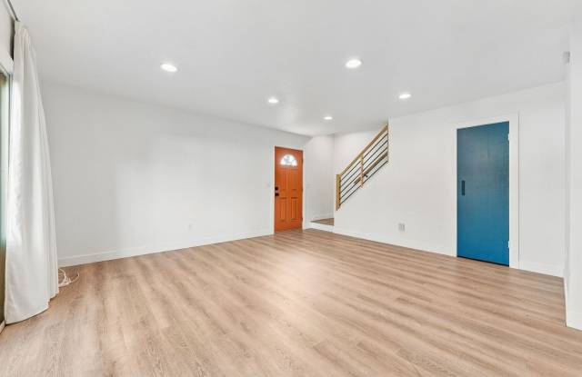 Beautifully Remodeled Townhouse with Stunning Modern Finishes! Gallery 4