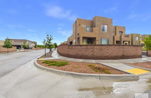 Pulte Townhome with Multiple Upgrades Gallery 1