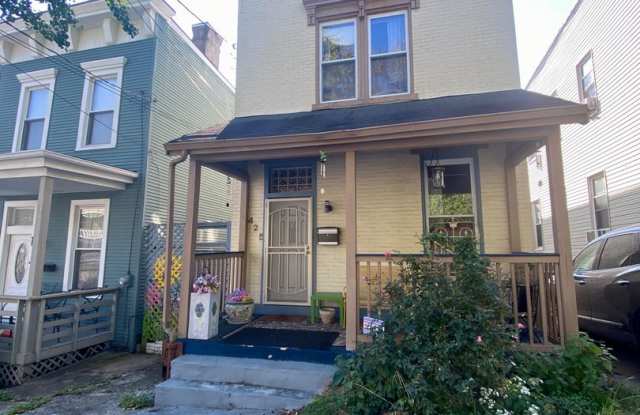 6 Bed/2.5 Bath Seconds From UC Main Campus Only $650/pp ($3900/mo) Gallery 1