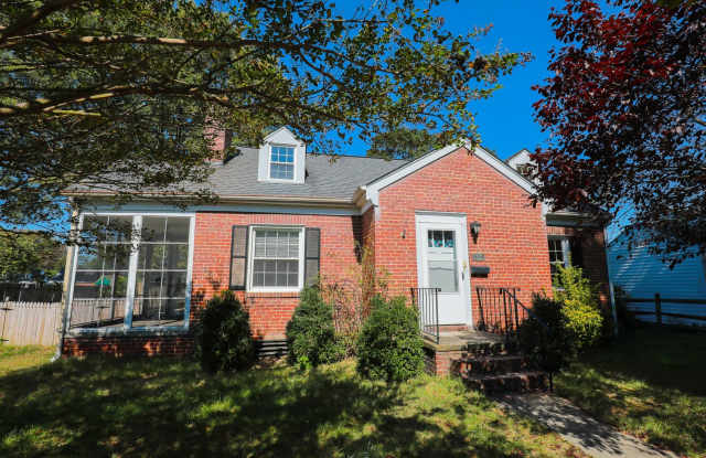 -- AVAILABLE NOW! 4 BED 2 BATH HOME IN POPULAR LAKESIDE -- photos photos