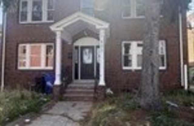 220 Magnolia St Gallery 1
