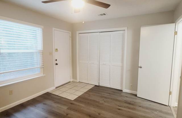 CUTE 3/2 w/ Vaulted Ceilings, Washer/Dryer, & Private Yard! Great NW Location! Available NOW for $1350/month! Gallery 4