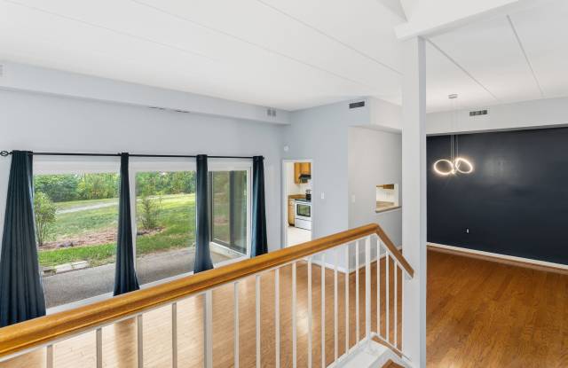 100 Roberts Lane Gallery 1