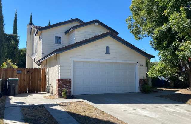 Large Four Bed, Three Bath Home with a Pool photos photos