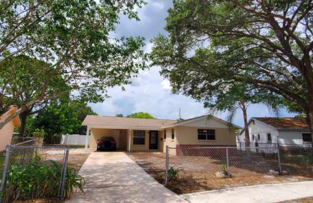 Three bedroom one and a half bathroom house with large yard space photos photos