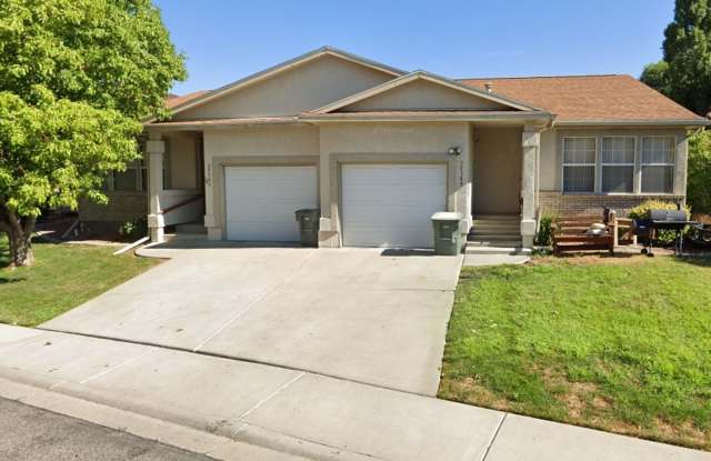 Spacious 2 Bed, 2 Bath Townhome photos photos