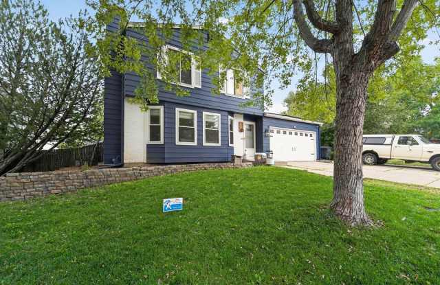 Charming 3BR House in Aurora Gallery 3