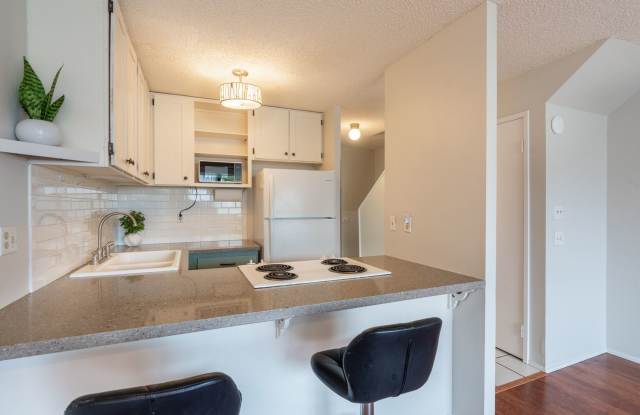 2 bedroom / 1 1/2 bath / 2 parking condo in Kailua!! photos photos
