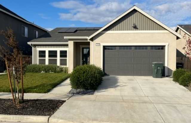 3 Bedroom 2 Bath Home Available For Rent! - 2368 West Heather Lane, Hanford, CA 93230