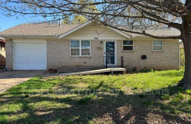 704 N Gale Ave - 704 North Gale Avenue, Moore, OK 73160