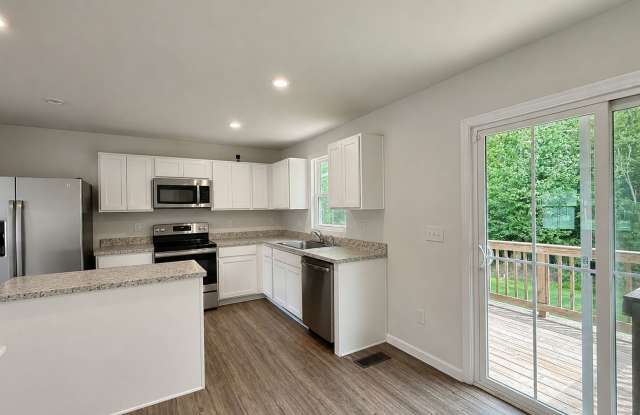 Charming 3-Bedroom Suffolk Home with Garage & Deck Gallery 4