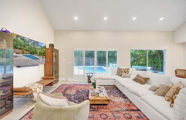 2360 Tigertail Ave Gallery 2