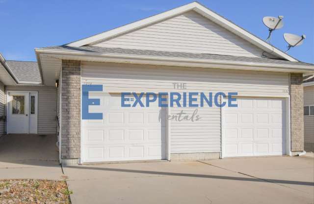 Beautiful 3-Bedroom Brandon Condo with Spacious Living Area & Deck! Gallery 1