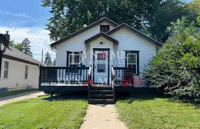 4+BD/2 BATH HOUSE NEAR AUGUSTANA  USF with Garage - 1917 South Duluth Avenue, Sioux Falls, SD 57105