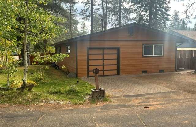 Lovely 3BD, pet friendly home with RV parking! Gallery 1