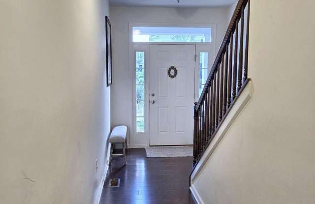 232 FAIRFIELD Circle W Gallery 2