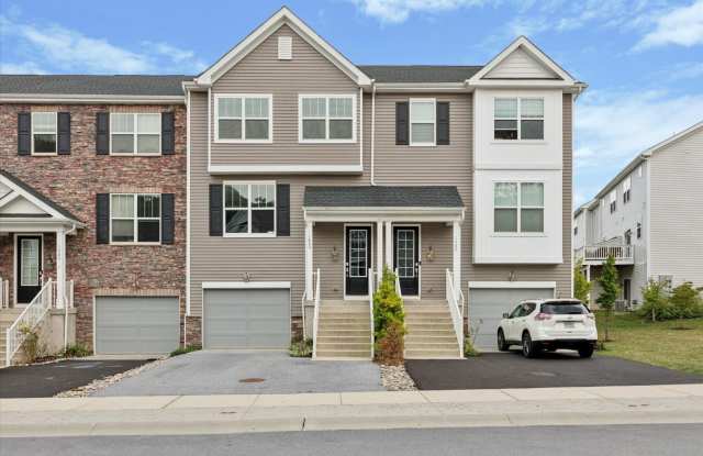 Available Immediately – 3 Bedroom / 2.5 Bath Townhome in Downingtown School District photos photos