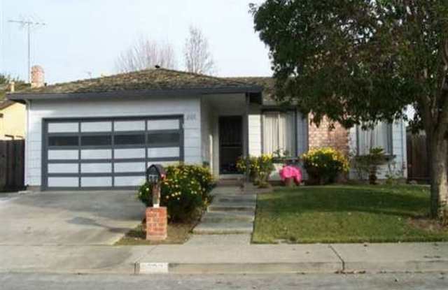 Spacious 4BD/2BA Single Family Home in Union City with Lots of Natural Light and Easy Freeway Access photos photos