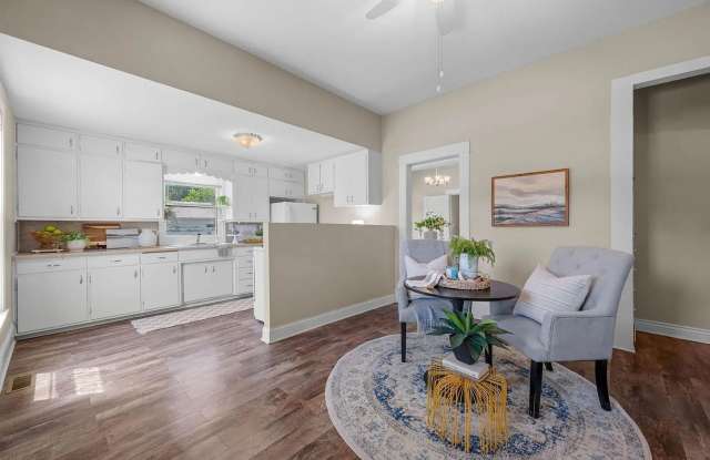 Charming 3 Bedroom - 1 Bath House! Gallery 3