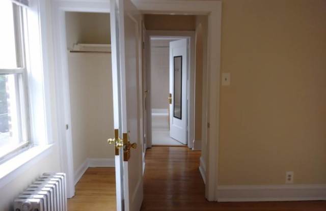 4833 N Hoyne Gallery 3