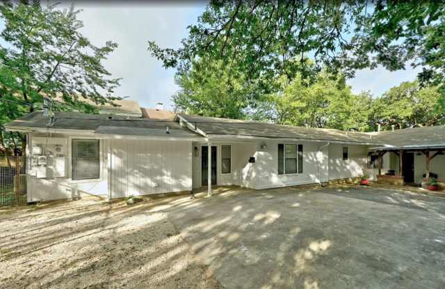 2bed/2bath House in Enfield w/ Huge Fenced in Yard photos photos