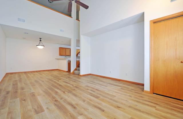 Stunning 2 Bed, 1.5 Bath Townhouse in Lakeville Gallery 3