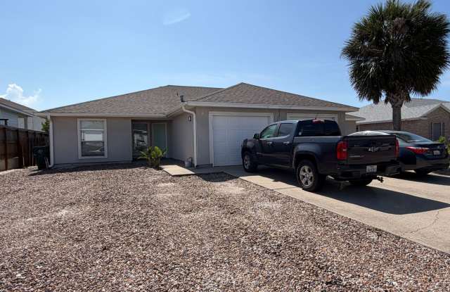 THREE BEDROOMS TWO BATH ONE STORY DUPLEX photos photos