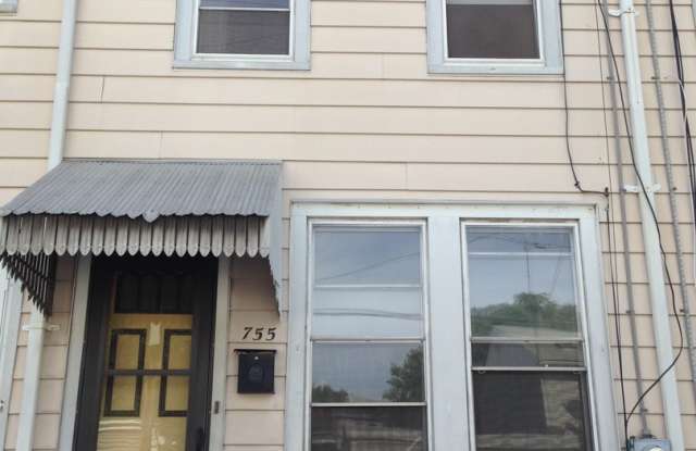 Great Home!! Spacious Living Area! Back Yard and Deck! Washer/Dryer Hook-Ups! photos photos