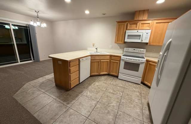 New carpet + Paint! 2 bed|2.5 bath + bonus room townhome - 7806 Quadra Drive, Pasco, WA 99301