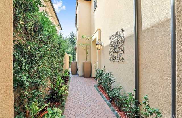 200 Cedarwood Gallery 2