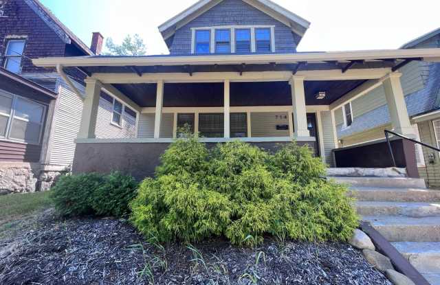 Beautiful Four Bedroom Home with Central Air! - 714 Union Avenue Southeast, Grand Rapids, MI 49503