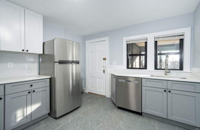 22 Weston unit: 4 - 22 Weston Avenue, Braintree Town, MA 02184
