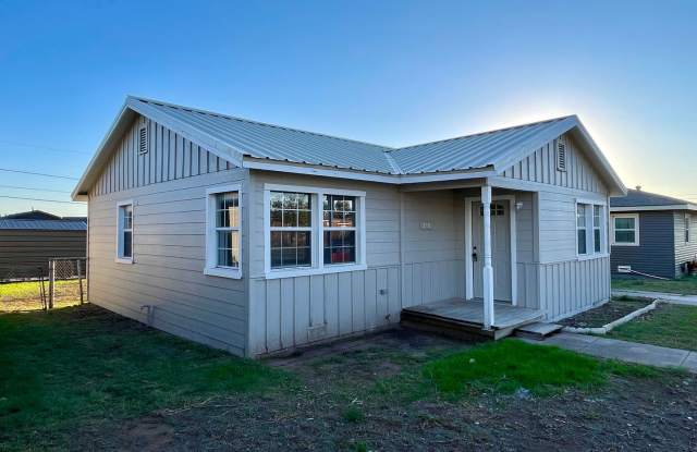 Cozy Contemporary Cottage – Charming 3‑Bed, 1‑Bath in Quiet Neighborhood - 316 36th Street, Snyder, TX 79549