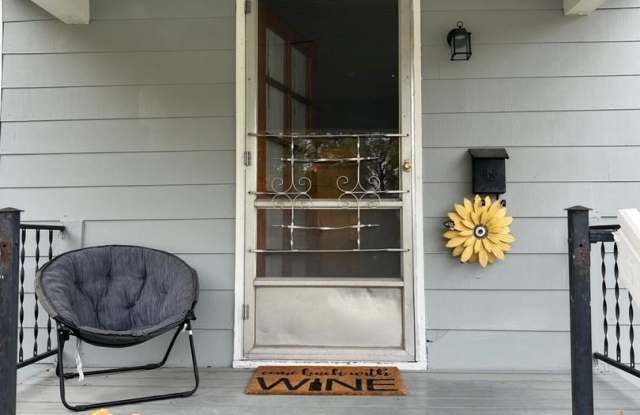 2-Bedroom Home Near UI Campus & Downtown Gallery 3