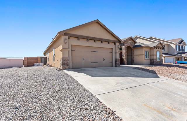 Spacious 5 Bedroom 3 Bath House near Golf Course Gallery 3