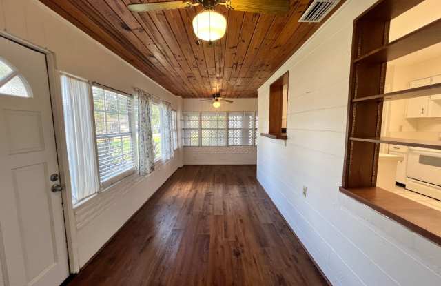 Beautiful 2BR/1BA Near Lake Hollingsworth | Bonus Room + Fenced Yard Gallery 3