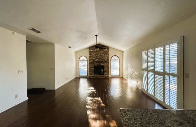Bright & Spacious 3-Bedroom Home with Large Lot, Attached Garage & In-Unit Laundry Gallery 4