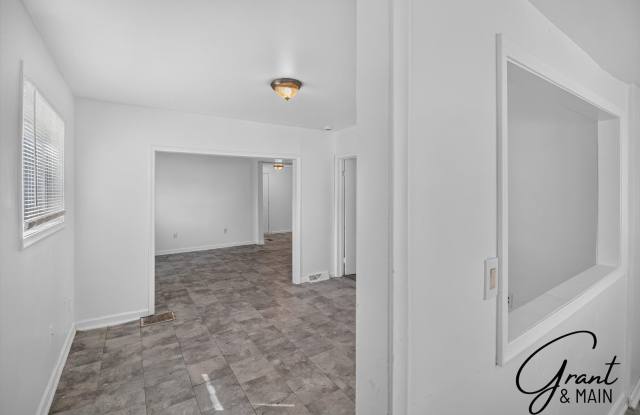 3 Bedroom Home - $1400 Gallery 4