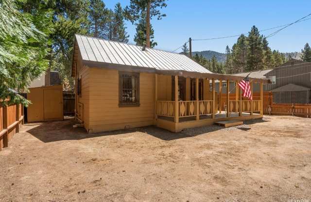 Cozy 2Bd Cabin! Available now for a 3-6 month lease! Call me today! photos photos