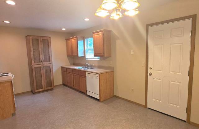 3 Bedroom 2 Baths, Close to MSU!  $1395! Gallery 4